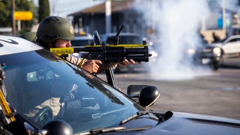 Nepokoje v Los Angeles eskalují. Národní garda použila proti demonstrantům slzný plyn Nepokoje v Los Angeles eskalují. Národní garda použila proti demonstrantům slzný plyn