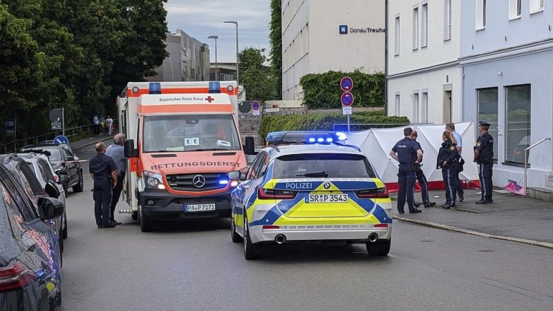Muž v Pasově najel autem do skupiny lidí. V davu byla zřejmě i jeho manželka a pětiletá dcera Muž v Pasově najel autem do skupiny lidí. V davu byla zřejmě i jeho manželka a pětiletá dcera