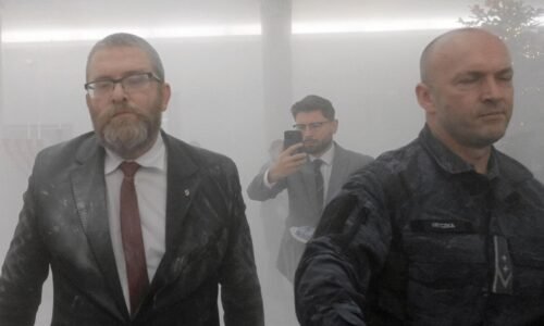 Poľský europoslanec Braun dostal zákaz vstupu do Sejmu, dôvodom je poškodenie LGBT výstavy