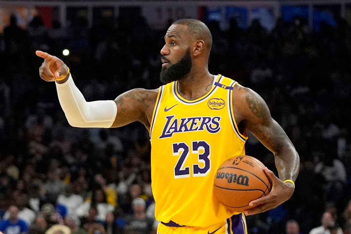 Kráľ ešte nekončí! LeBron James si uplatnil opciu a čaká ho rekordná sezóna