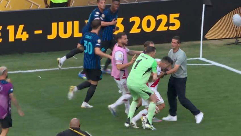 VIDEO Divoké scény na MS klubov. Kapitána River Plate držal aj tréner Interu, dôvod konfliktu je známy