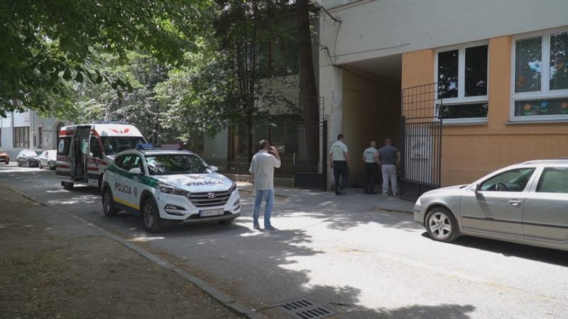 Muž ubodal ženu v areálu rožňavské školy přímo před zraky jejích dětí. Pak z místa utekl Muž ubodal ženu v areálu rožňavské školy přímo před zraky jejích dětí. Pak z místa utekl