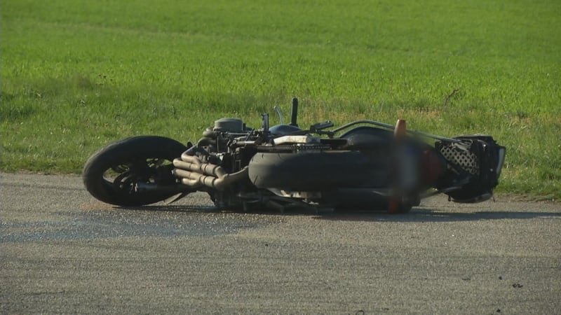 Smrtelná nehoda u Prahy: Muž v křižovatce spadl z motorky a střetl se s autem Smrtelná nehoda u Prahy: Muž v křižovatce spadl z motorky a střetl se s autem