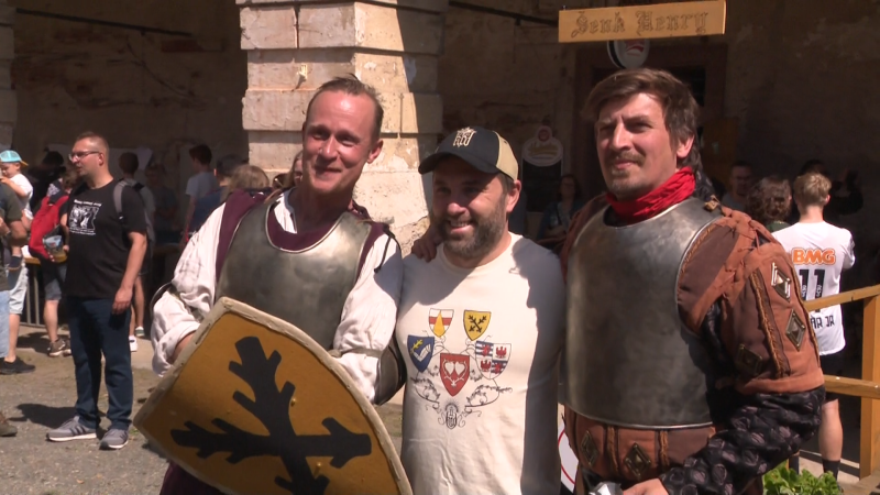 Stovky fanoušků Kingdom Come se sešly v Ratajích. Konal se i mezinárodní turnaj v buhurtu Stovky fanoušků Kingdom Come se sešly v Ratajích. Konal se i mezinárodní turnaj v buhurtu