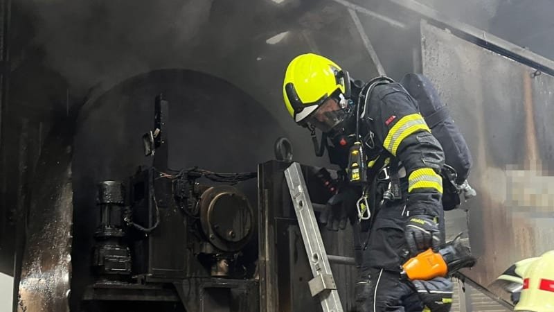 Požár pily na Kutnohorsku: Na místo dorazili hasiči, vyhlásili druhý stupeň požárního poplachu Požár pily na Kutnohorsku: Na místo dorazili hasiči, vyhlásili druhý stupeň požárního poplachu