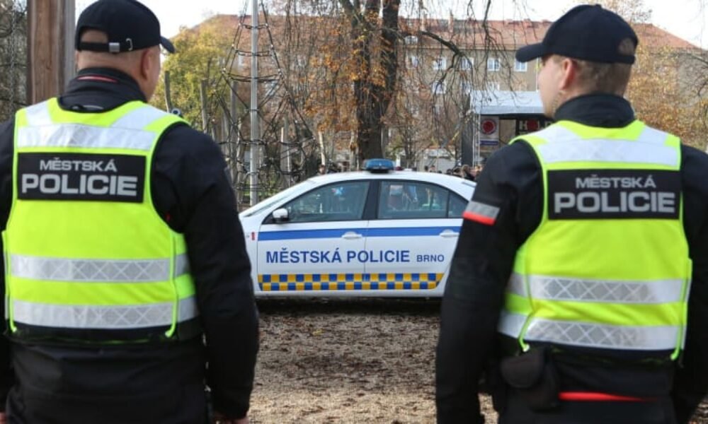 Brněnští strážníci dojali 94letého seniora. Našli mu peněženku, zaplatili za něj i nákup