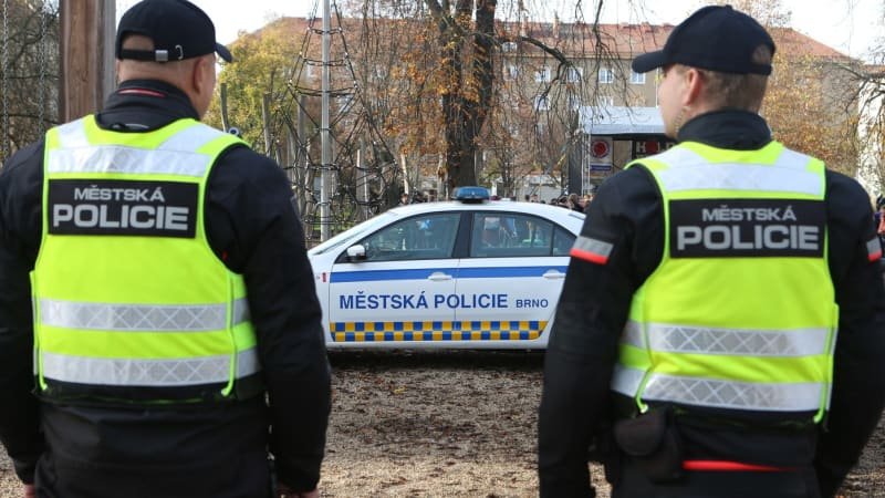 Brněnští strážníci dojali 94letého seniora. Našli mu peněženku, zaplatili za něj i nákup Brněnští strážníci dojali 94letého seniora. Našli mu peněženku, zaplatili za něj i nákup