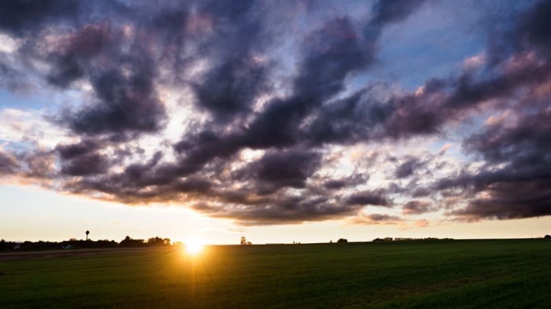 Pozoruhodný úkaz na obloze: Nad středními Čechami putuje vír, fascinuje i meteorology Pozoruhodný úkaz na obloze: Nad středními Čechami putuje vír, fascinuje i meteorology