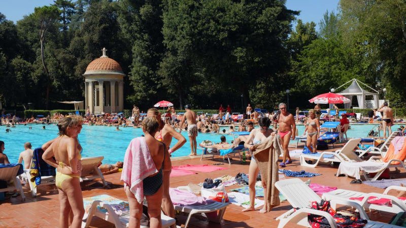 Skočil do bazénu a už se neprobral. Itálii zasáhla tragická smrt šestiletého chlapce Skočil do bazénu a už se neprobral. Itálii zasáhla tragická smrt šestiletého chlapce