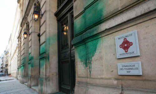 Vandali zneuctili parížsky pamätník holokaustu a synagógy, Izrael hovorí o koordinovanom antisemitskom útoku – FOTO