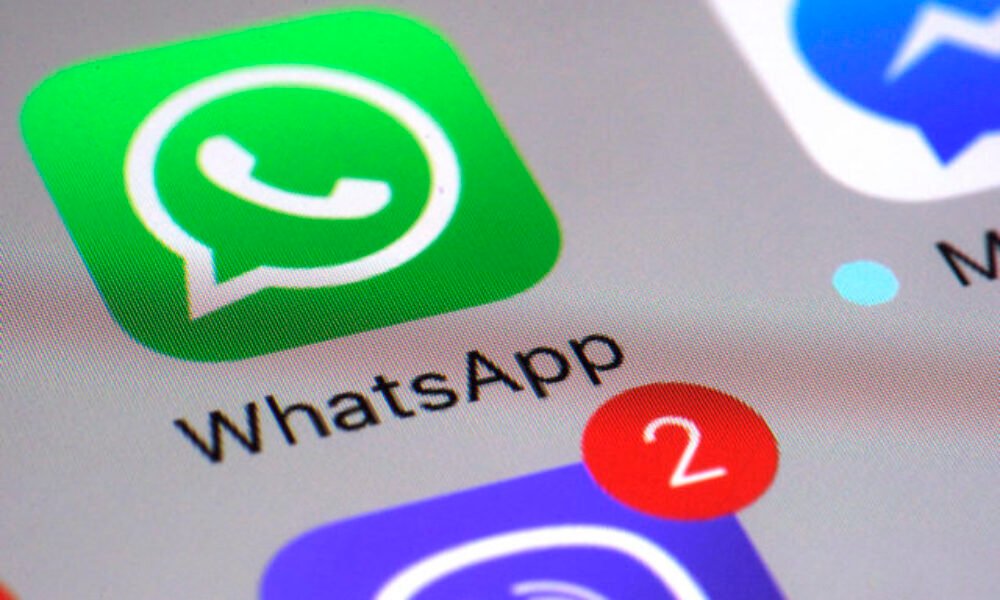 Podvody cez WhatsApp sa šíria aj cez známe kontakty, polícia apeluje na neotváranie pochybných správ