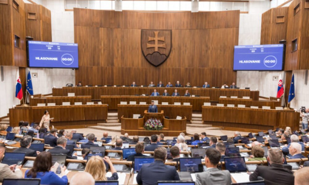 Na aktuálnej schôdzi parlamentu sa bude podľa Rašiho rozhodovať o zmenách v Ústave, prídu aj návrhy na odvolávanie