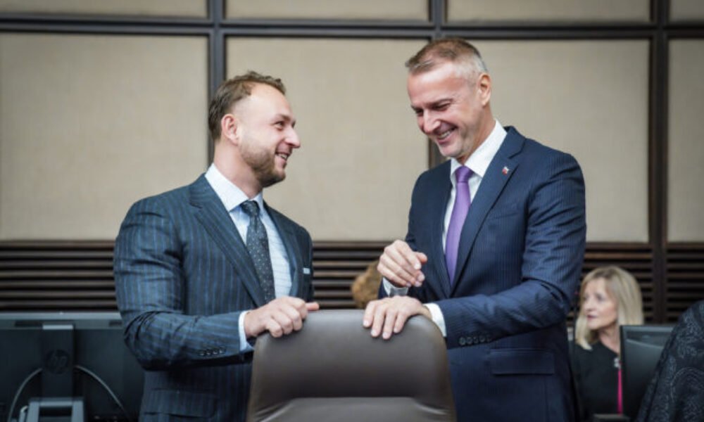 Preferencie klesajú, ale dôvera zostáva. Hlas zatiaľ predsedu meniť nechce, tvrdí Raši