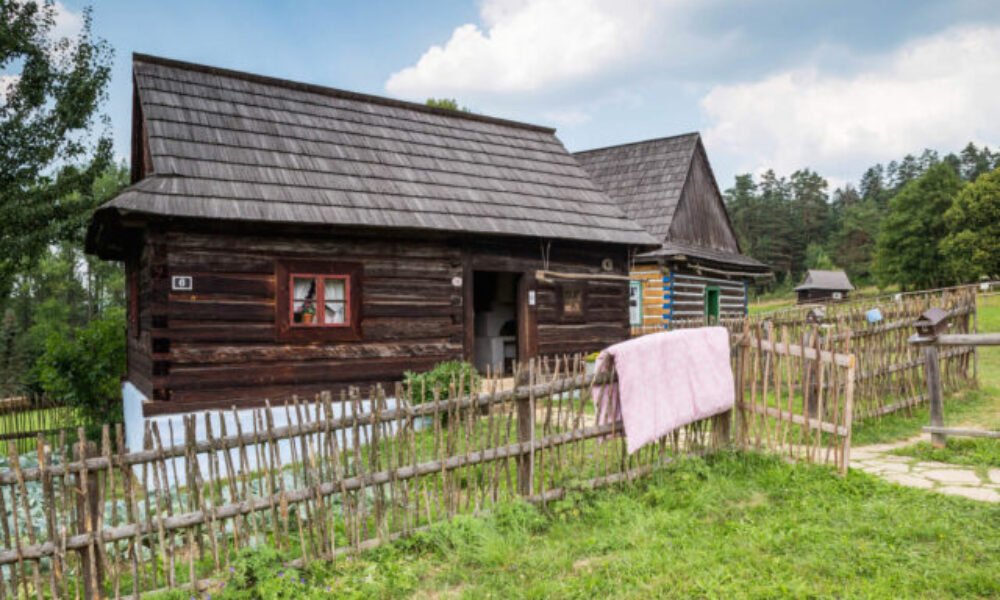 V Ľubovnianskom skanzene opäť ožila vyše 150-ročná kováčska vyhňa z Torysy, postavil ju Mikuláš Sekerák