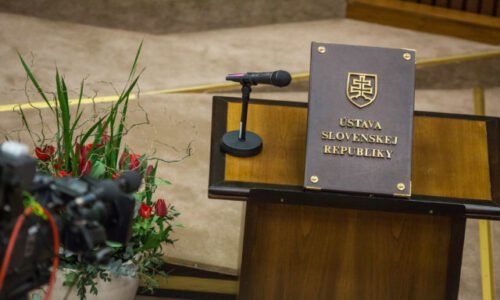 Stredisko pre ľudské práva vyzýva na nepodporenie novely ústavy, kritizuje viaceré navrhované zmeny