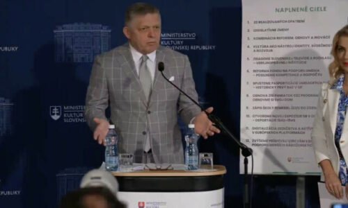 Fico navštívil Šimkovičovú. Ministerka nemá robiť to, čo si želajú povaľači v kaviarňach, vyhlásil – VIDEO