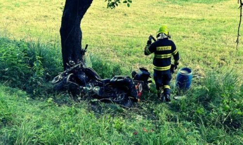 Motocyklista zišiel z cesty a narazil do stromu. Záchranári mu už nedokázali pomôcť, zomrel na mieste – FOTO