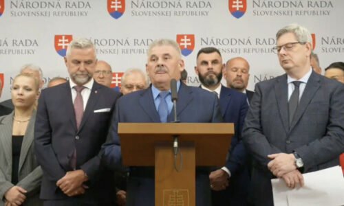 Hlasovanie o ústave sa má presunúť na september, tri poslanecké kluby žiadajú viac času – VIDEO