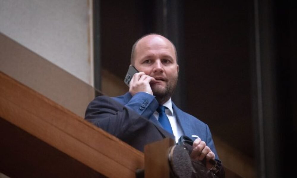 Polícia chcela zadržať exministra obrany Naďa, aktuálne sa však nachádza na dovolenke v Kanade