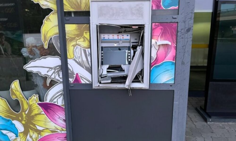 Polícia vyšetruje výbuch bankomatu v Malackách – FOTO