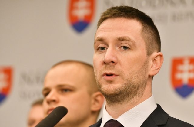 459221_05-640x420.jpg Progresívci si držia prvenstvo vo volebných prieskumoch, hnutie Republika kontinuálne rastie