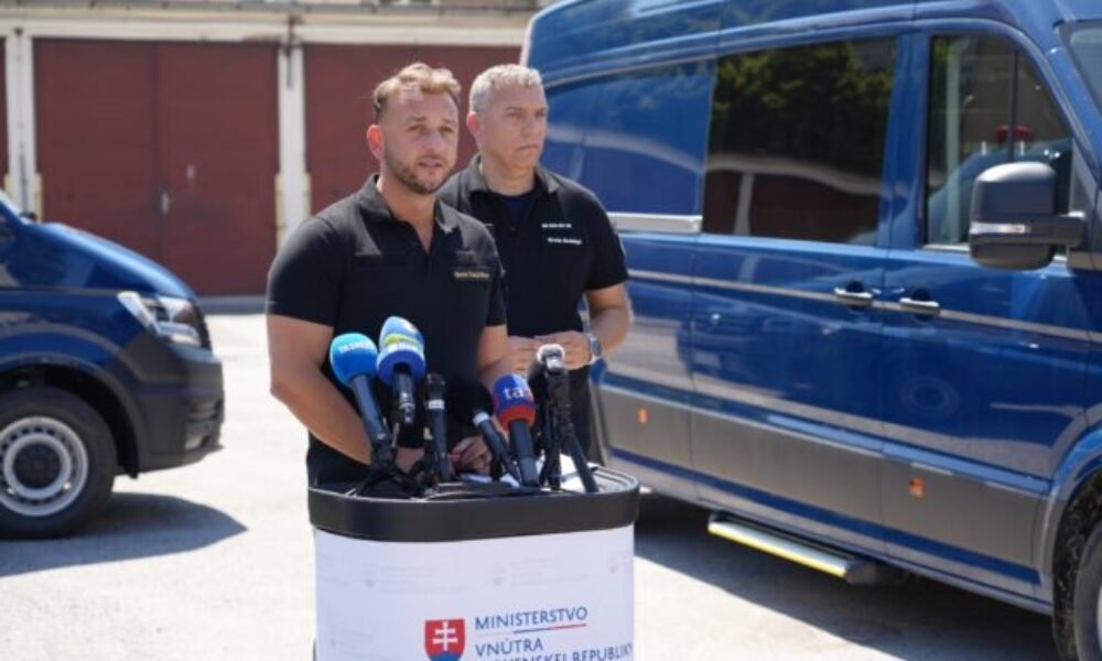 Kontrolné chemické laboratória civilnej ochrany dostali nové vozidlá, odovzdal ich minister Šutaj Eštok