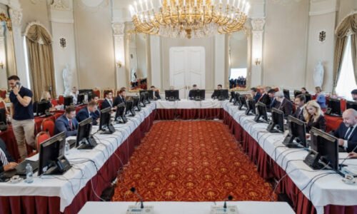 Štát napraví chyby niektorých samospráv, vláda odklepla dodatočnú finančnú pomoc na odmeny pre zamestnancov