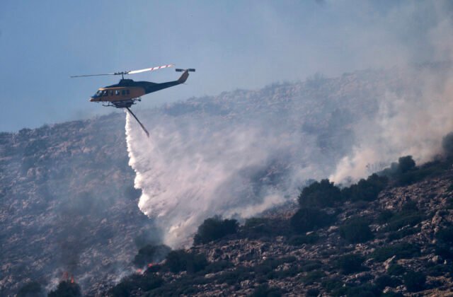 461986_greece_wildfire_38642-640x420.jpg Neďaleko Atén vypukol lesný požiar, evakuovali päť dedín