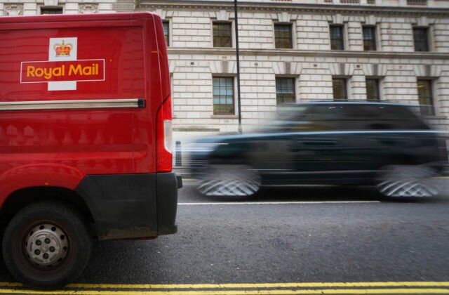 462903_britain_post_office_03968-640x420.jpg Šéfom britskej pošty Royal Mail sa stal český miliardár