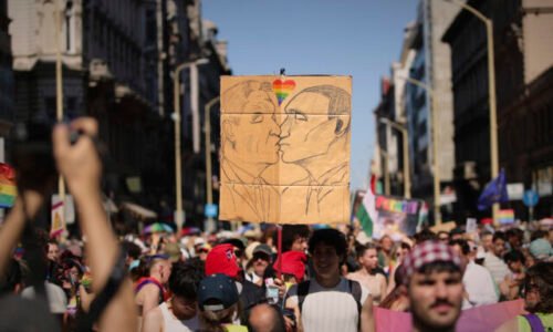Desaťtisíce ľudí pochodovali na Budapest Pride napriek Orbánovmu zákazu, organizátorom hrozí väzenie