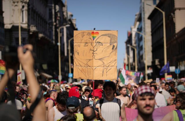 464128_hungary_pride_march_05003-640x420.jpg Desaťtisíce ľudí pochodovali na Budapest Pride napriek Orbánovmu zákazu, organizátorom hrozí väzenie