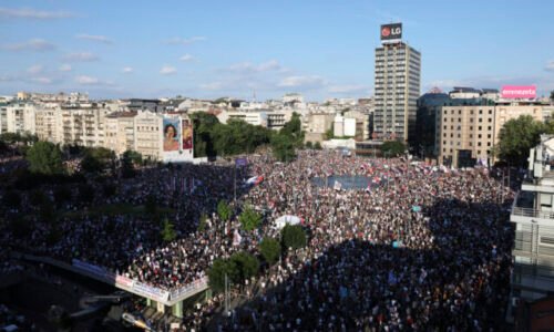V Srbsku protestovalo až 140-tisíc ľudí, študenti a verejnosť požadujú predčasné voľby a reagujú na tragédiu – FOTO