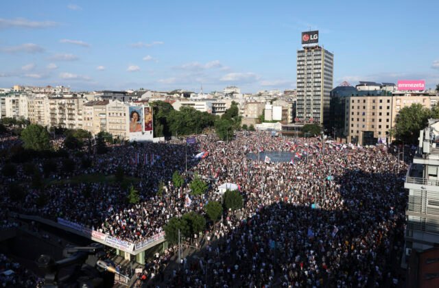 464636_serbia_protest_16201-640x420.jpg V Srbsku protestovalo až 140-tisíc ľudí, študenti a verejnosť požadujú predčasné voľby a reagujú na tragédiu – FOTO