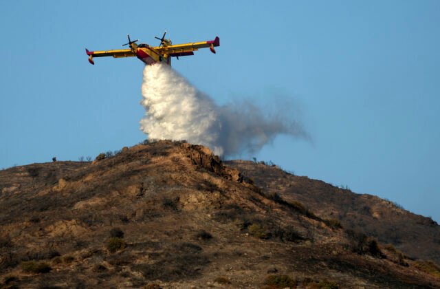 465328_greece_wildfire_70028-640x420.jpg V tureckej provincii Izmir vypukli lesné požiare