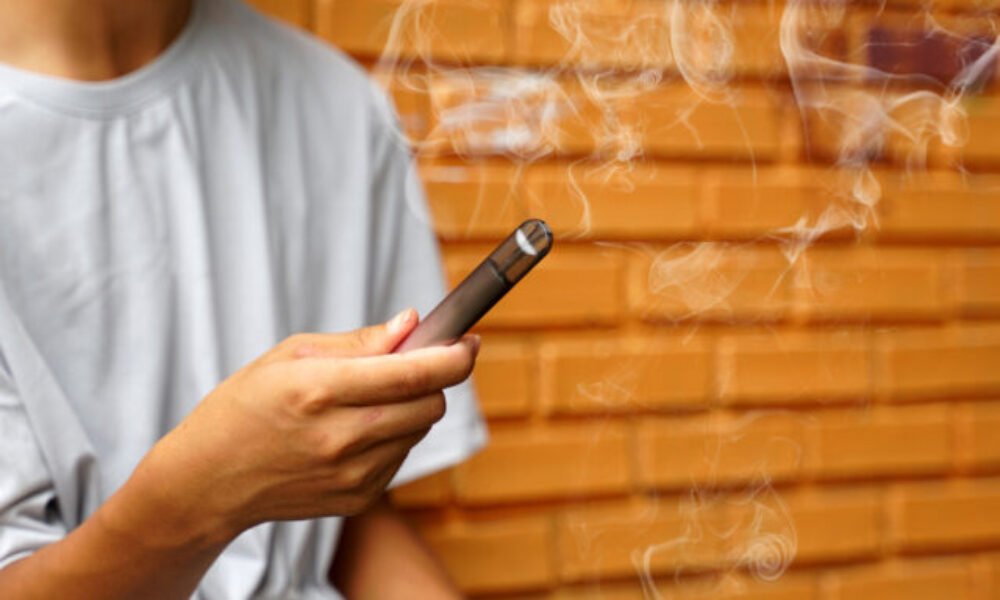Lekári podporujú zákaz príchutí a jednorazových e-cigariet, deštrukciou pľúc trpia stále mladší pacienti