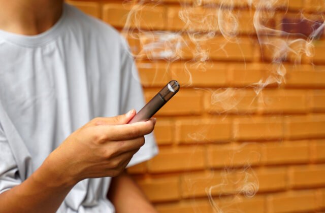 465374_gettyimages-2166910875-640x420.jpg Lekári podporujú zákaz príchutí a jednorazových e-cigariet, deštrukciou pľúc trpia stále mladší pacienti