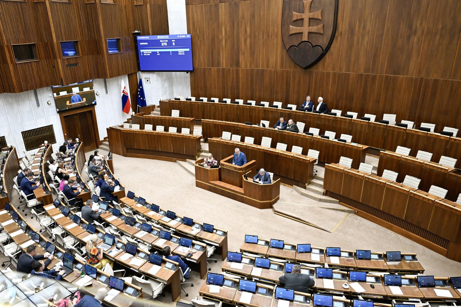 Poslanci od utorka pokračujú v schôdzi, rozhodnúť majú o platoch v školstve Poslanci od utorka pokračujú v schôdzi, rozhodnúť majú o platoch v školstve