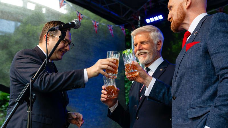 Pavel na britské ambasádě ochutnal speciální pivo Anthropoid. Dá se pít, vtipkoval velvyslanec