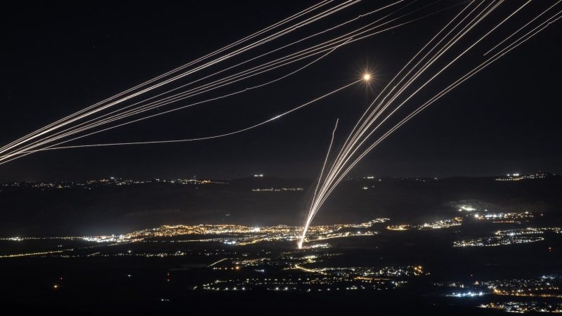 Nad hlavou nám létají rakety, popsal Čech v Kataru. Video zachytilo exploze nad městem Nad hlavou nám létají rakety, popsal Čech v Kataru. Video zachytilo exploze nad městem