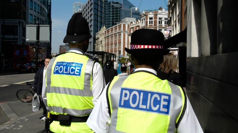 Británií otřásá skandál: Gangy údajně znásilnily stovky dětí, policie se bála rasového napětí Británií otřásá skandál: Gangy údajně znásilnily stovky dětí, policie se bála rasového napětí