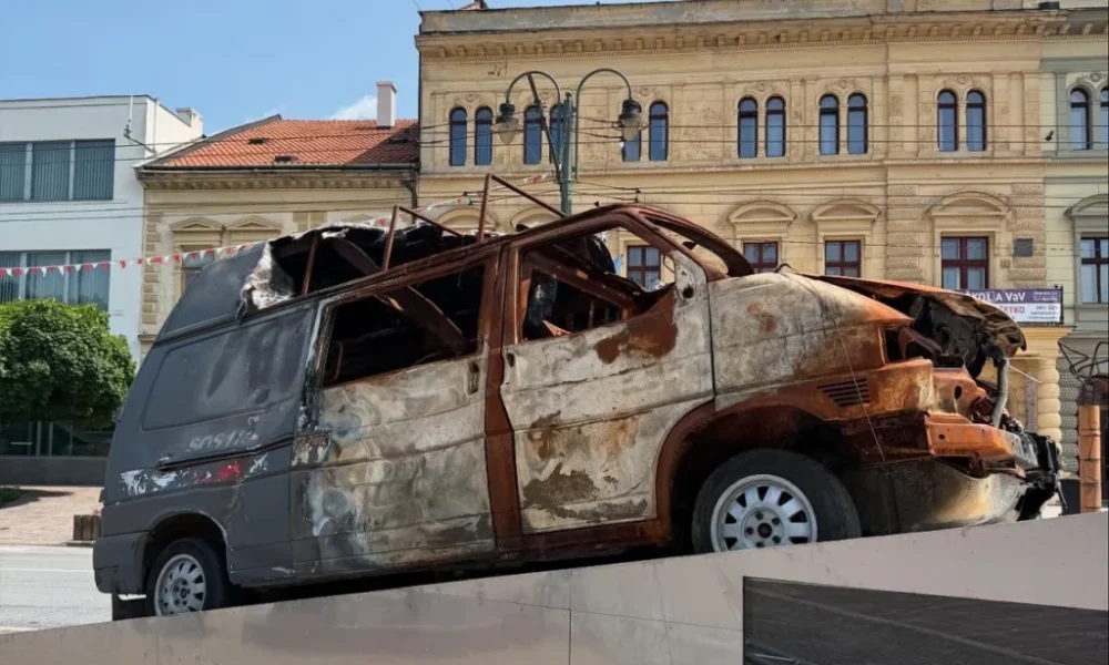 „Memento“ alebo teatrálna kulisa? Zničená sanitka v Prešove dráždi obyvateľov