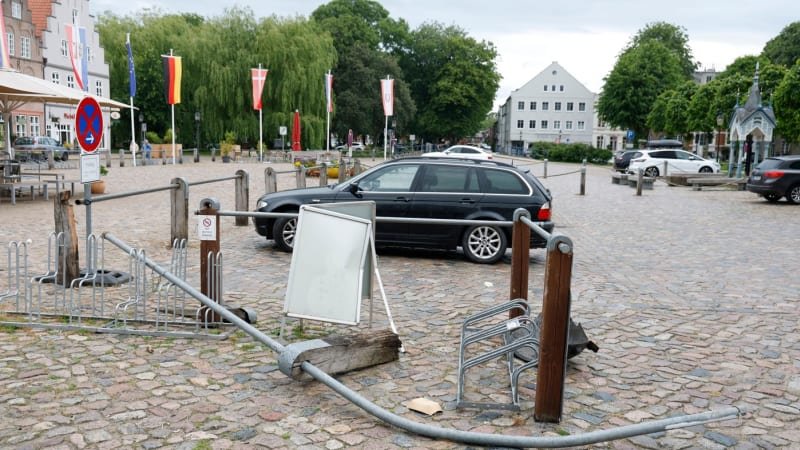 Muž v Německu najel autem do lidí, na místě zůstali těžce zranění. Policie už zná důvod Muž v Německu najel autem do lidí, na místě zůstali těžce zranění. Policie už zná důvod