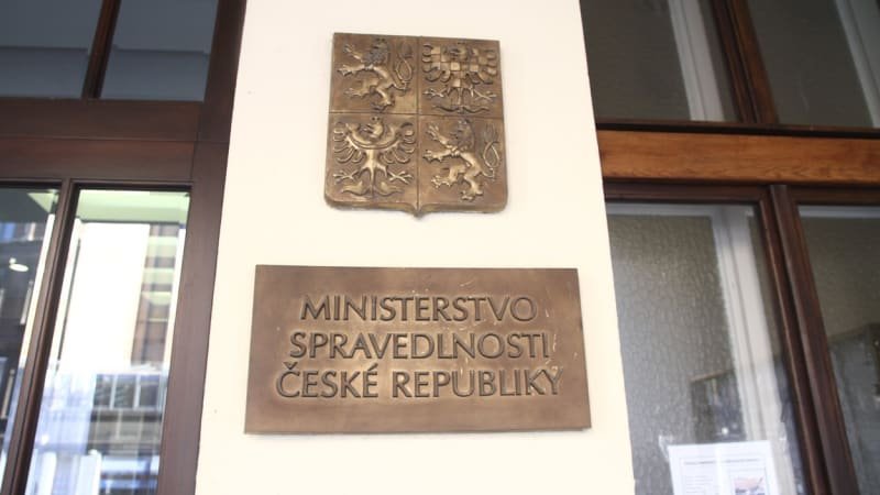 „Prokletá“ spravedlnost: Šéfky rezortu zasáhly různé kauzy, Decroix je šestou ministryní „Prokletá“ spravedlnost: Šéfky rezortu zasáhly různé kauzy, Decroix je šestou ministryní