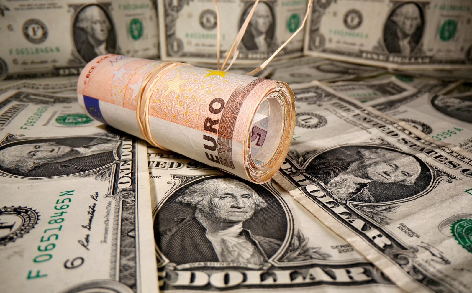 Dolár je voči euru najslabší od roku 2021. Zníženie úrokov v USA príde skôr, ako sa čakalo Dolár je voči euru najslabší od roku 2021. Zníženie úrokov v USA príde skôr, ako sa čakalo
