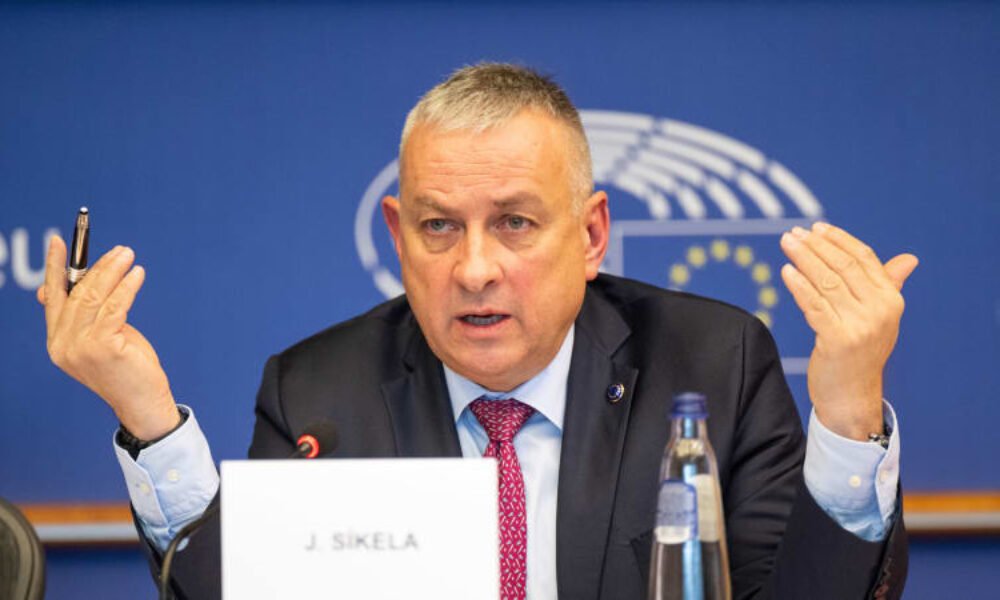 Umírat bude více dětí, řekl Gates Síkelovi. Český komisař mu pomoc s očkováním neslíbil