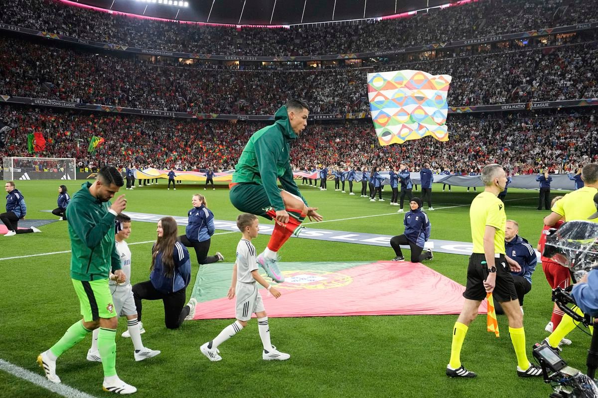 Tragédia počas finále Ligy národov. Pád diváka z osemmetrovej výšky sa skončil smrťou Tragédia počas finále Ligy národov. Pád diváka z osemmetrovej výšky sa skončil smrťou