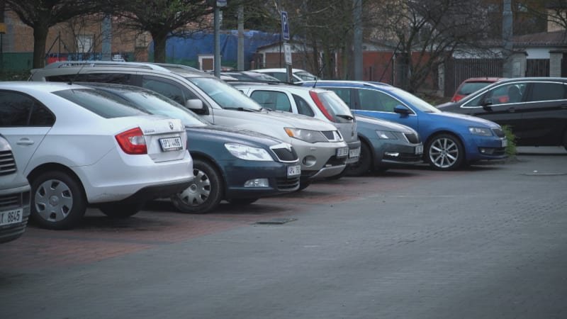 Smrtelná nehoda v České Třebové: Dítě zemřelo na parkovišti poté, co ho srazilo auto