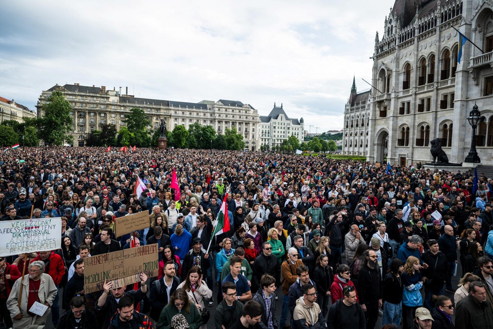 Tisíce ľudí v Budapešti protestovali proti Orbánovi, hovoria o začiatku odporu Tisíce ľudí v Budapešti protestovali proti Orbánovi, hovoria o začiatku odporu