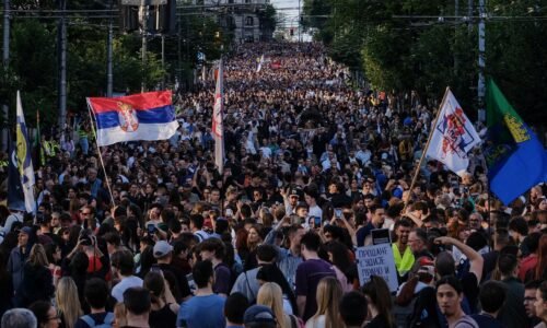 Srbskí demonštranti predložili ultimátum na predčasné voľby. V Belehrade sa zídu desaťtisíce ľudí