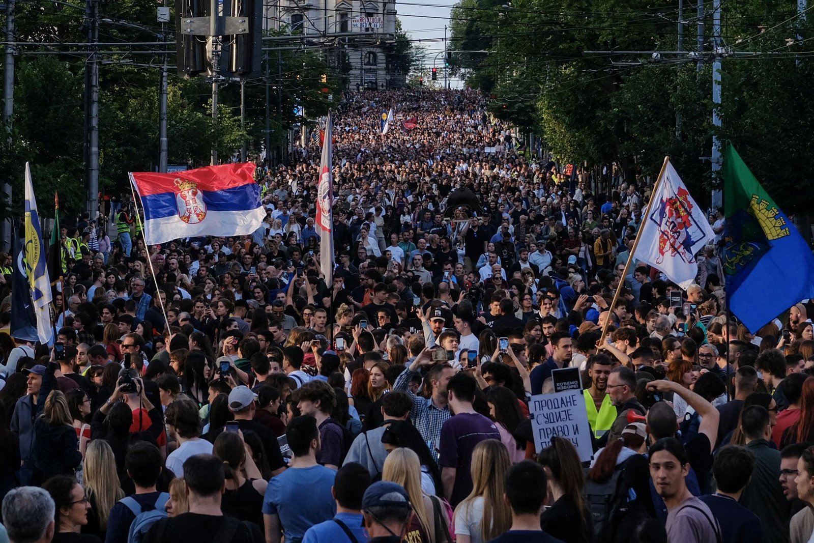 Srbskí demonštranti predložili ultimátum na predčasné voľby. V Belehrade sa zídu desaťtisíce ľudí Srbskí demonštranti predložili ultimátum na predčasné voľby. V Belehrade sa zídu desaťtisíce ľudí